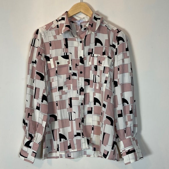 𝅺geo print 2- pocket button down - Picture 4 of 9